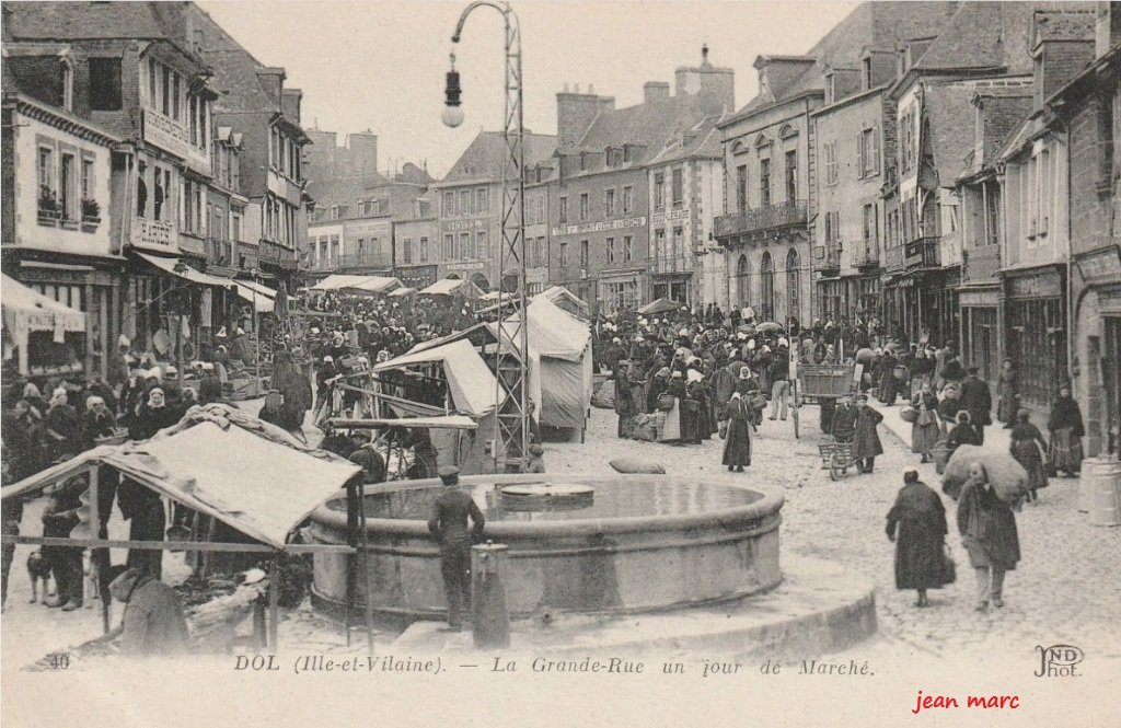 Dol - La Grande Rue un jour de marché.jpg