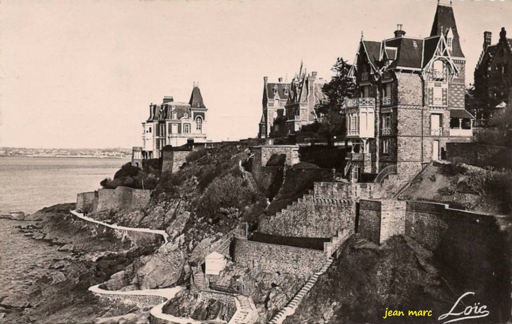 Dinard - La Malouine et Plage Roche Pelée - Dans le lointain, Saint-Malo.jpg
