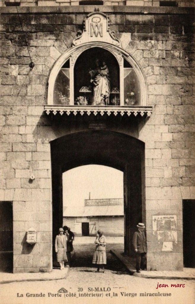 Saint-Malo - La Grande Porte (côté intérieur) et la vierge miraculeuse.jpg