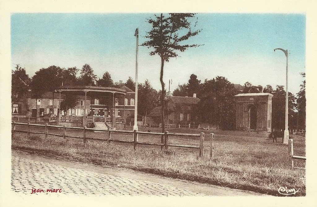 Maroilles - La Place Verte et le Kiosque.jpg