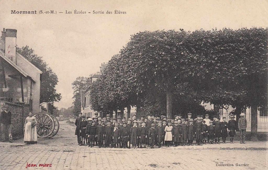 Mormant - Les Ecoles - Sortie des Elèves.jpg