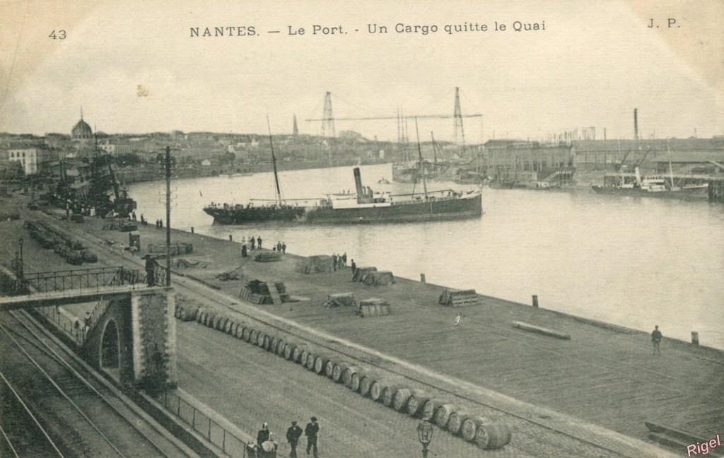 44-Nantes - Port - Cargo quitte le Quai - 43 JP.jpg