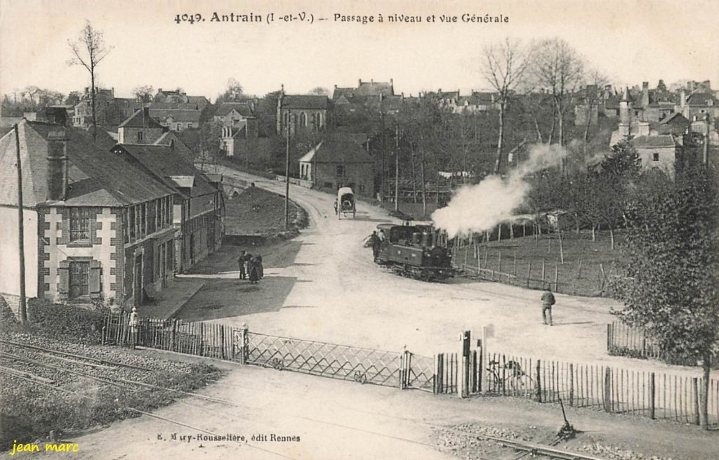Antrain - Passage à niveau et vue générale.jpg