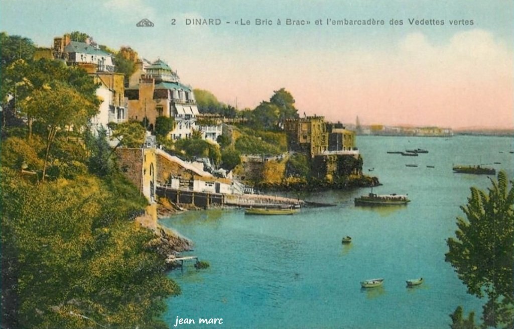 Dinard - Le Bric à brac et l'embarcadère de Vedettes Vertes.jpg
