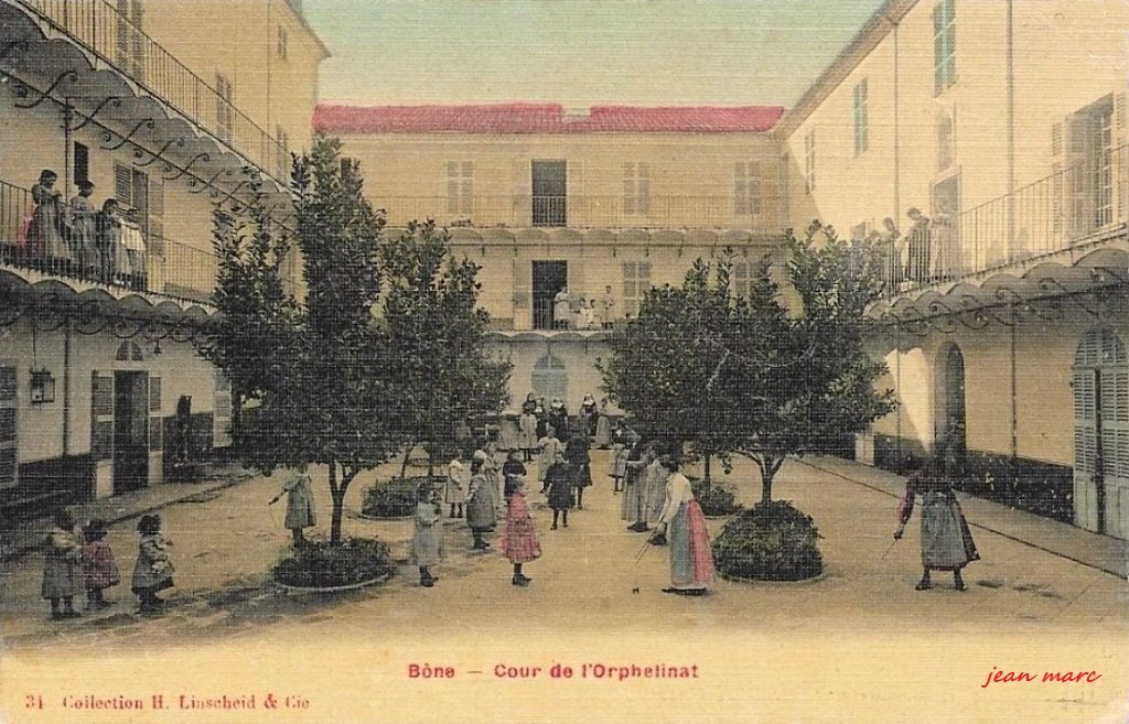 Bône - Cour de l'Orphelinat.jpg