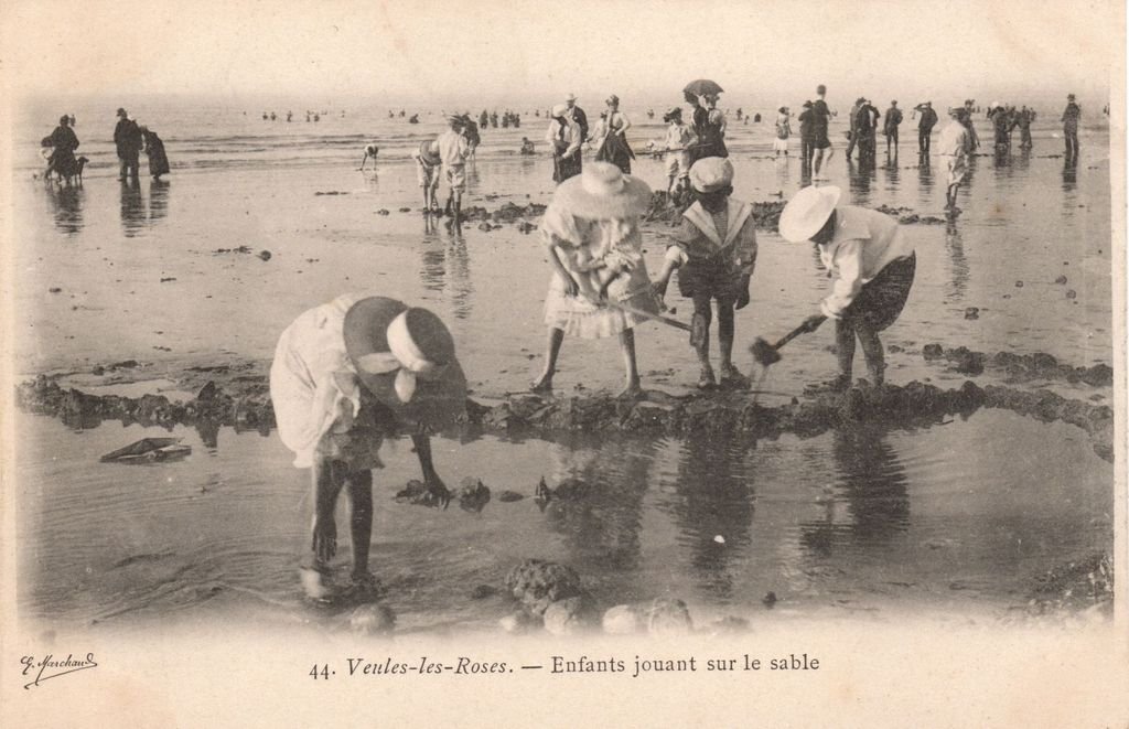 76 - VEULES-LES-ROSES - 44 - Enfants jouant sur le sable - G. Marchand Dieppe - 13-07-25.jpg