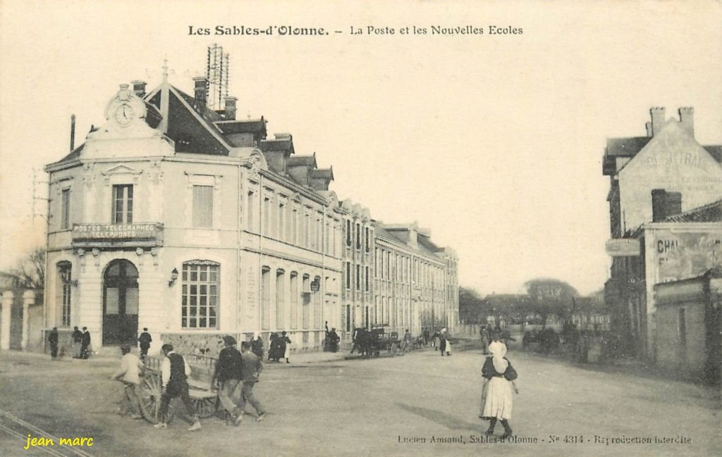 Les Sables d'Olonne - La Poste et les Nouvelles écoles.jpg