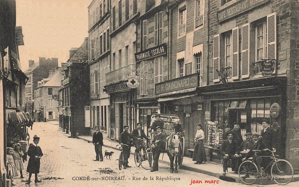Condé-sur-Noireau - Rue de la République.jpg