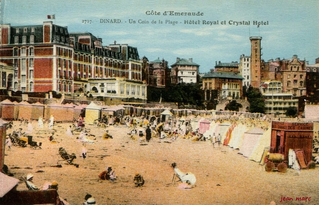 Dinard - Un coin de la plage - Hôtel Royal et Crystal Hôtel.jpg