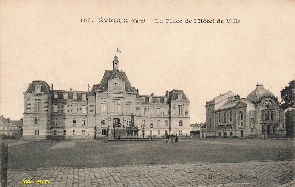 Évreux - La Place de l'Hôtel de Ville.jpg