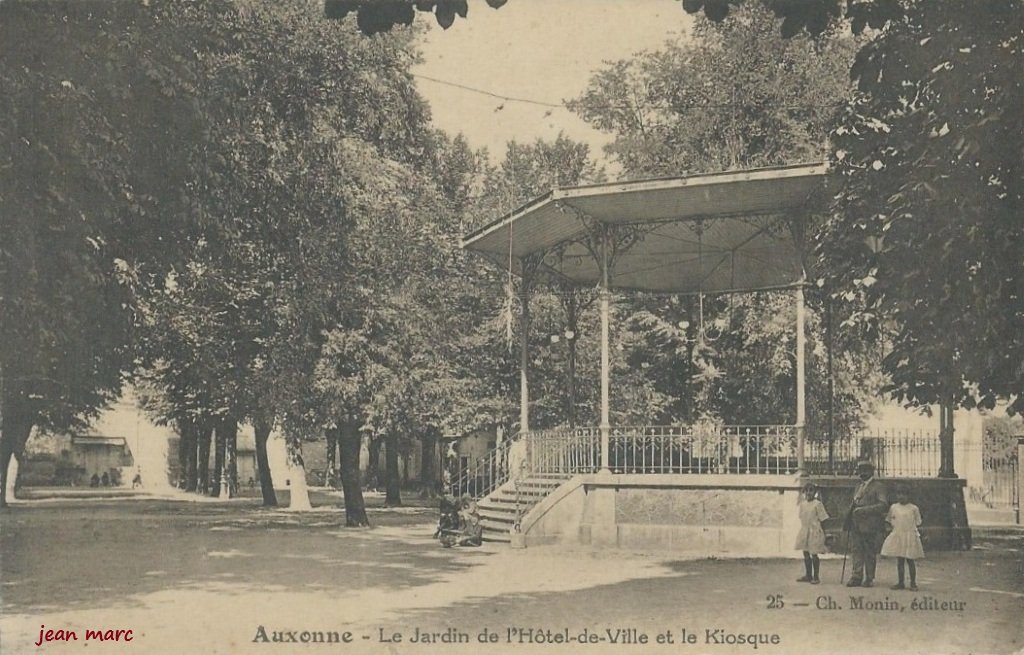 Auxonne - Le Jardin de l'Hôtel de Ville et le Kiosque.jpg
