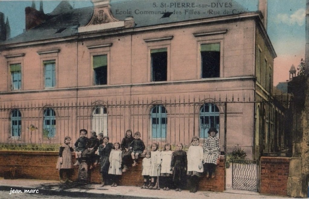 Saint-Pierre-sur-Dives - École communale de filles.jpg