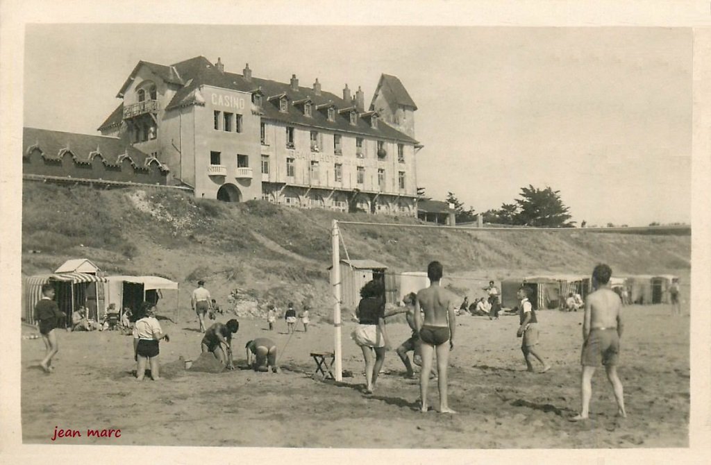 Saint-Brévin l'Océan - La Plage devant le Casino.jpg