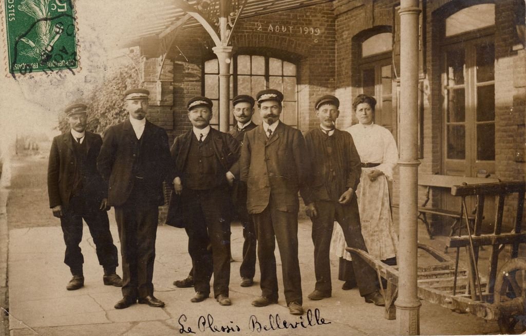 60 - CP Photo - LE PLESSIS-BELLEVILLE -  Intérieur de la Gare - Cheminots - 25-07-25.jpg