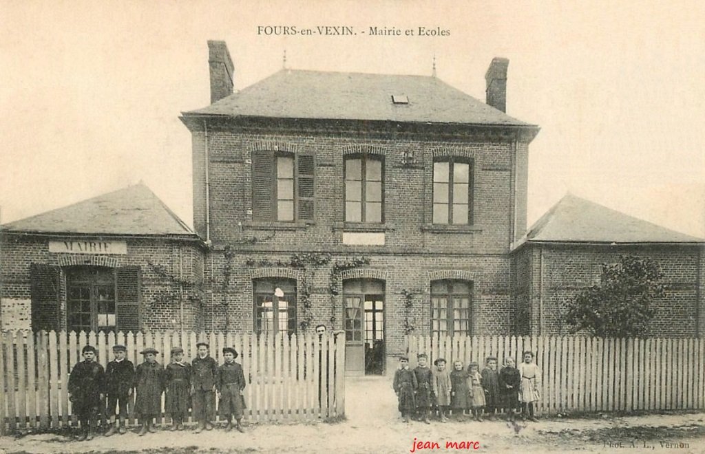 Fours-en-Vexin - Mairie et Écoles.jpg