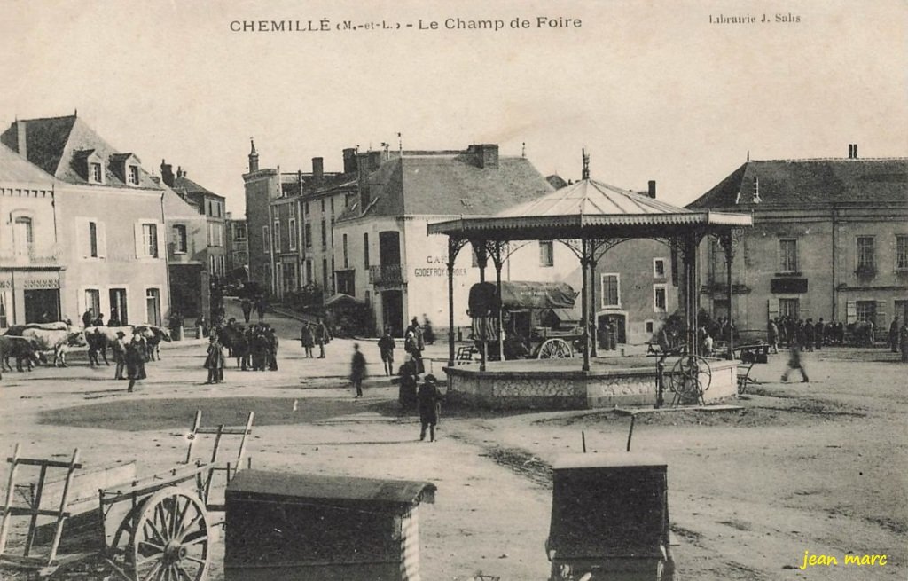 Chemillé - Le Champ de foire.jpg
