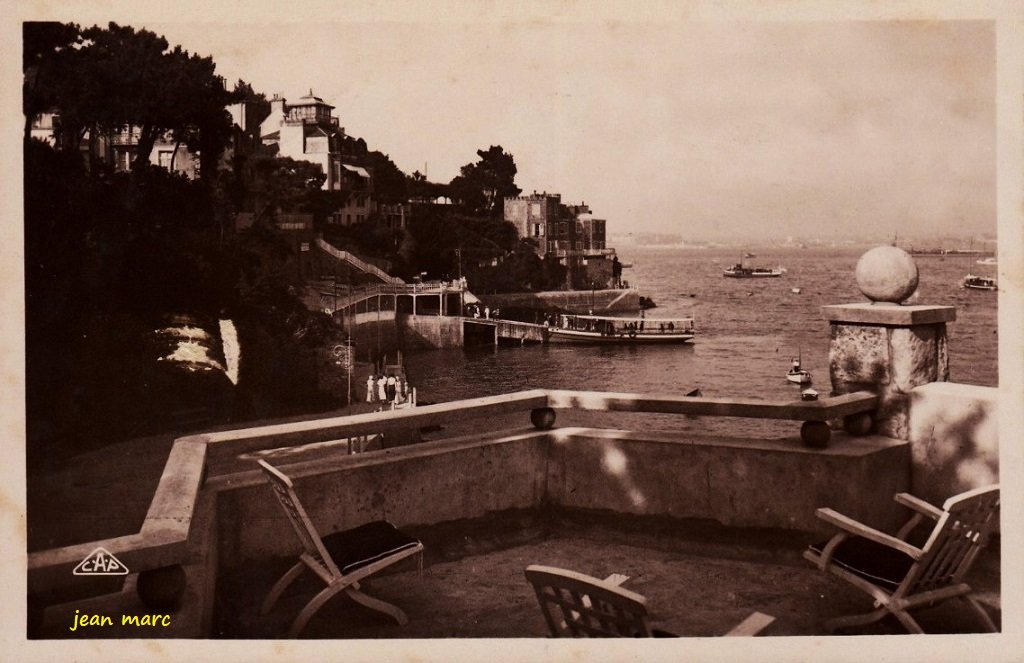 Dinard - Promenade du Clair de Lune vue de la  Terrasse du Yachting-Club.jpg