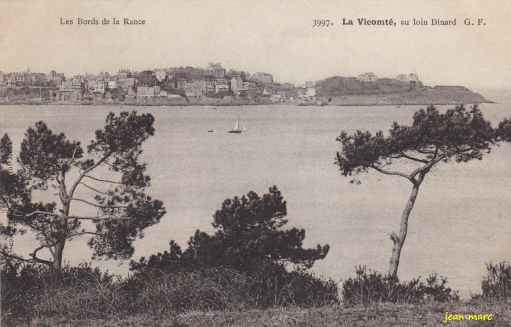 La Vicomté - Au loin Dinard.jpg