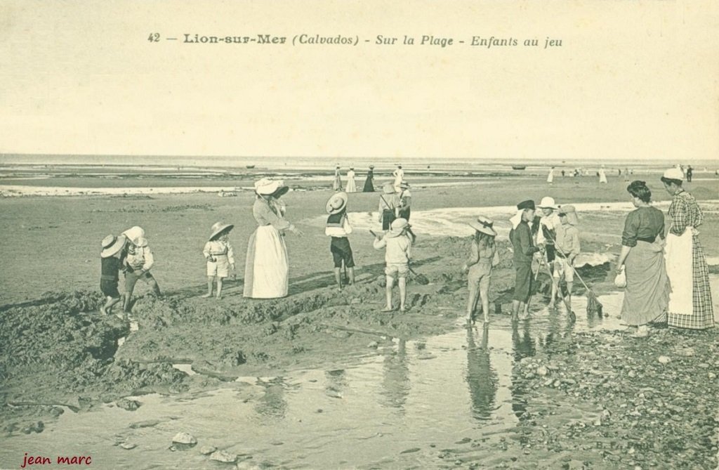 Lion-sur-Mer - Sur la Plage - Enfants au jeu.jpg