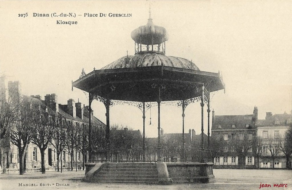 Dinan - Place Duguesclin - Kiosque.jpg