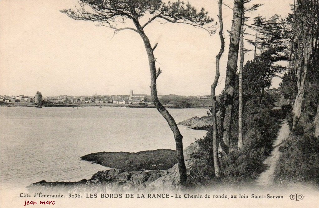 La Vicomté - Le Chemin de ronde, au loin Saint-Servan.jpg
