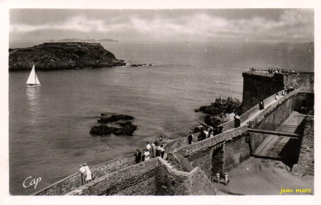 Saint-Malo - Les Remparts et le Grand Bey.jpg