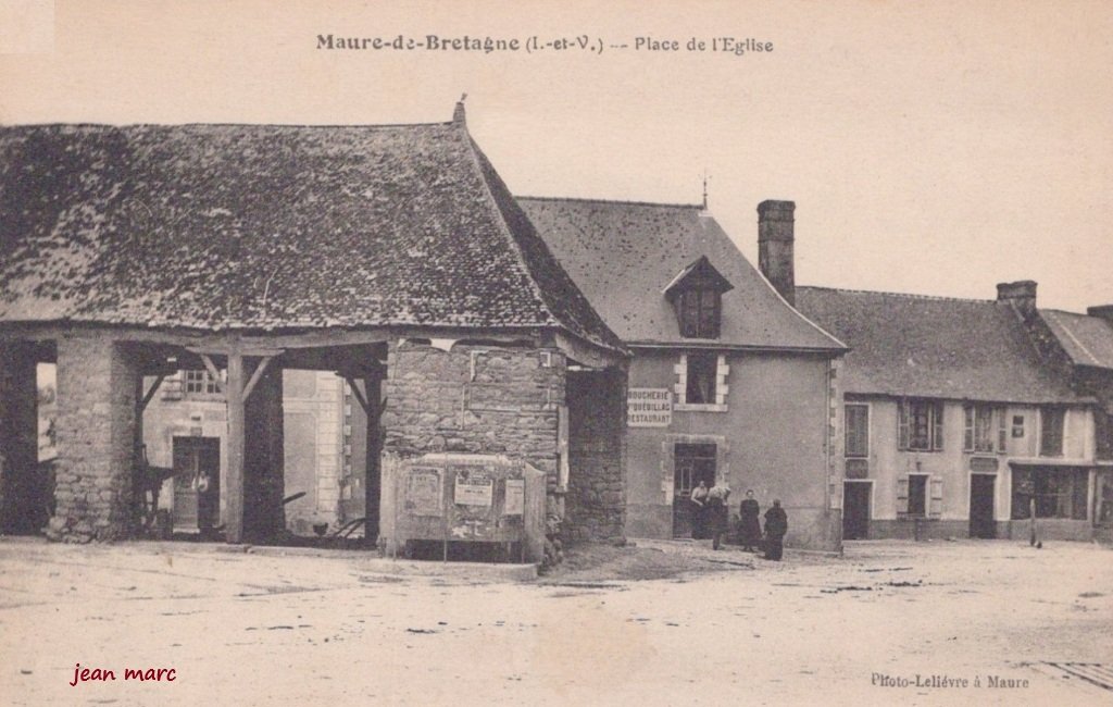 Maure-de-Bretagne - Place de l'Église.jpg