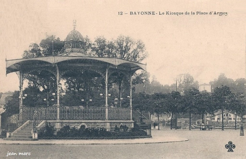 Bayonne - Le Kiosque de la Place d'Armes.jpg