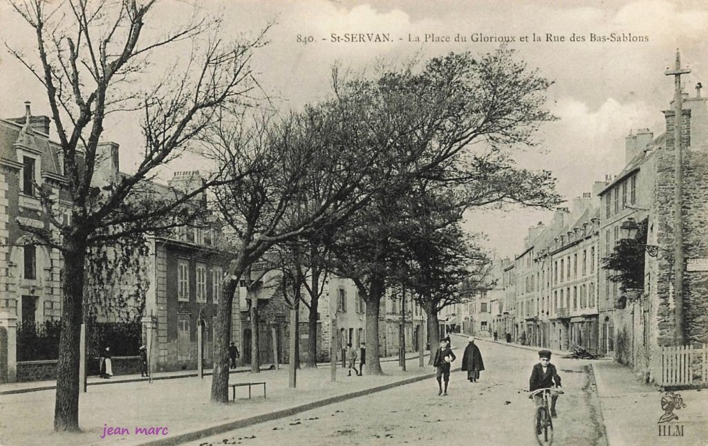 Saint-Servan - La Place du Glorioux et la Rue des Bas-Sablons.jpg