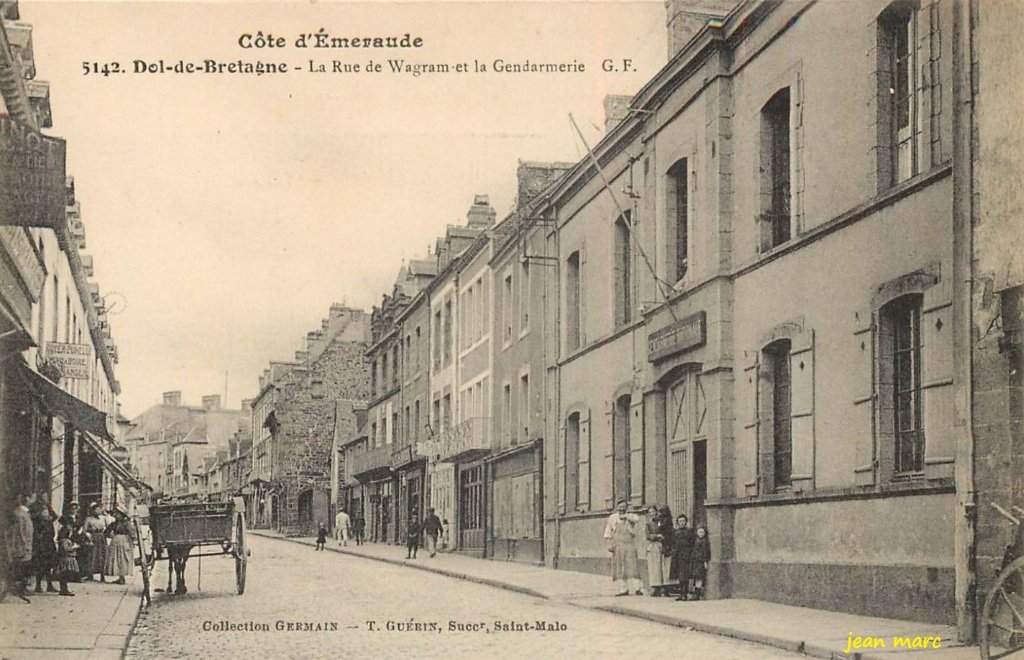 Dol - La Rue de Wagram et la Gendarmerie.jpg