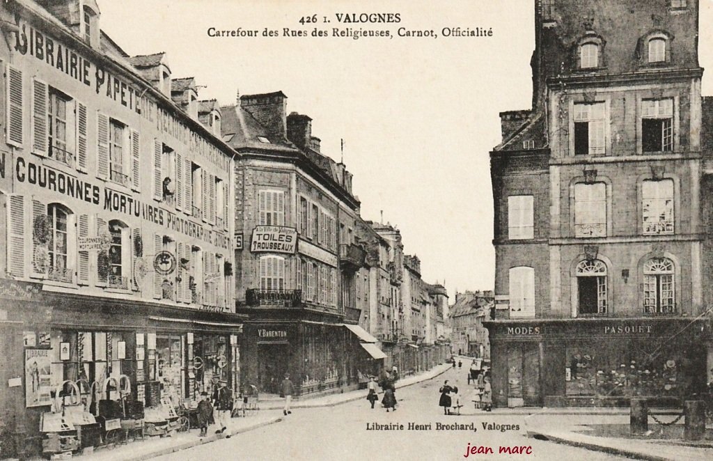 Valognes - Carrefour des Rues des Religieuses, Carnot, Officialité.jpg
