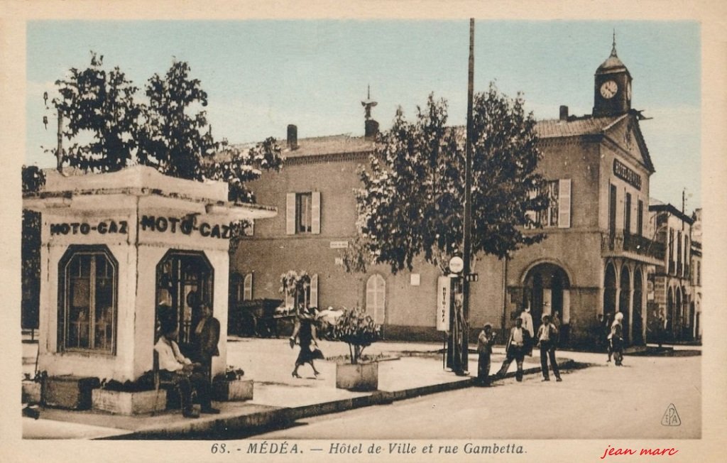 Medea - Hôtel de ville et rue Gambetta.jpg