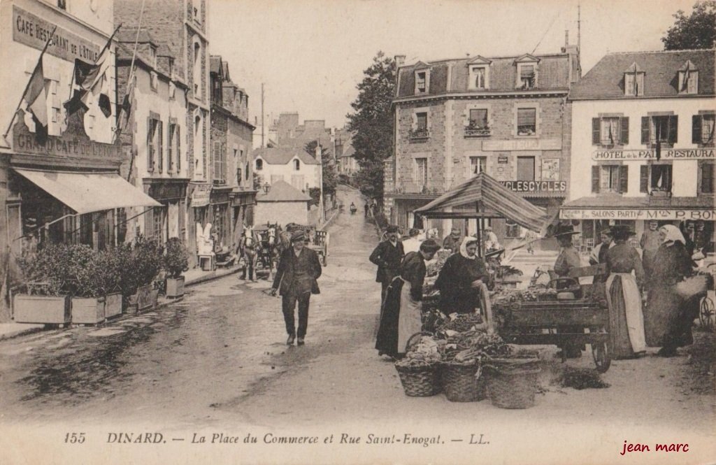 Dinard - La Place du Commerce et Rue Saint-Énogat.jpg