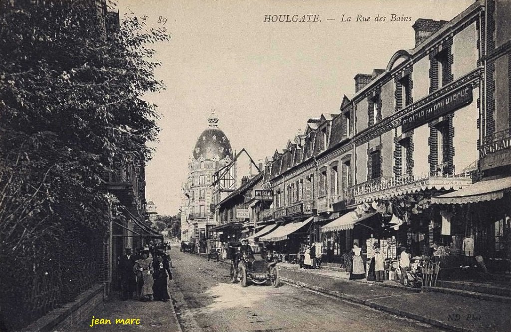 Houlgate - La Rue des Bains.jpg