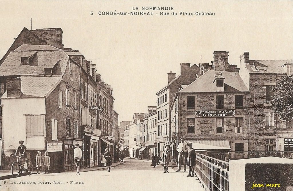 Condé-sur-Noireau - Rue du Vieux Château.jpg