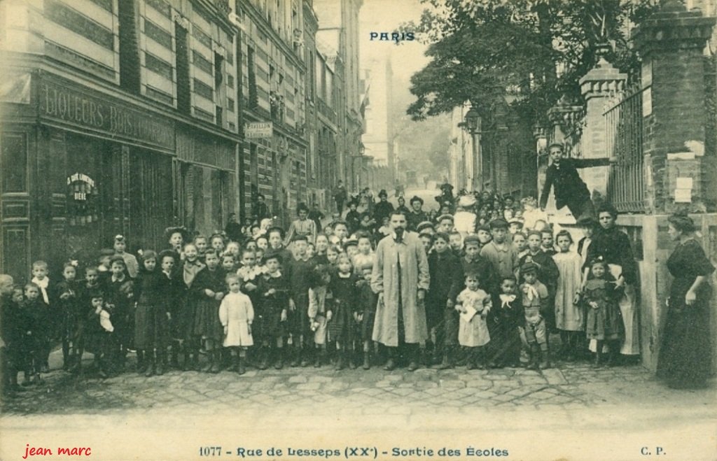 Paris XXe - Sortie des Écoles rue de Lesseps.jpg