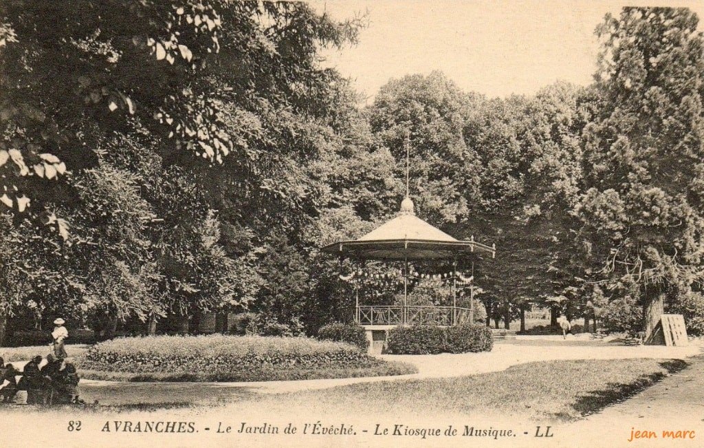 Avranches - Le Jardin de l'Évêché - Le Kiosque de Musique.jpg