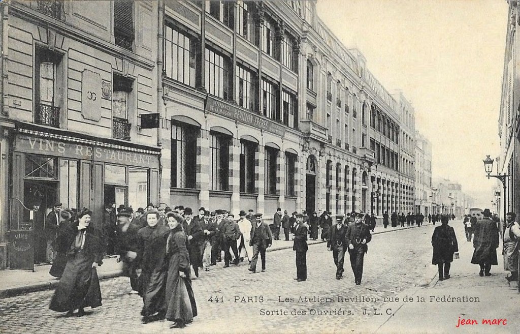 Paris XVe - Les Ateliers Révillon rue de la Fédération - Sortie des Ouvriers.jpg
