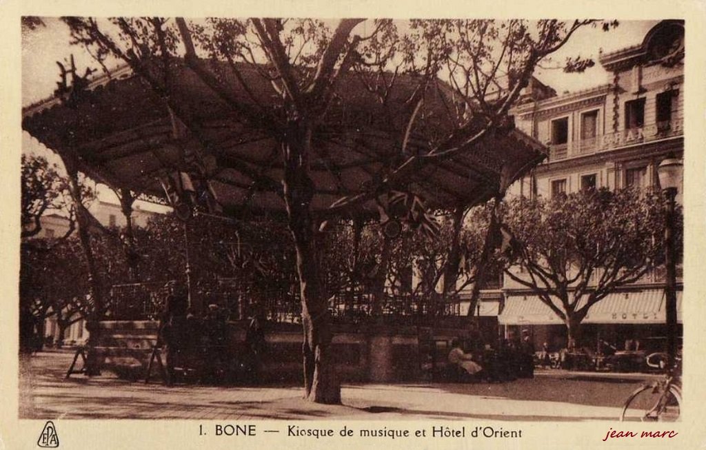 Bône - Kiosque de musique et Hôtel d'Orient.jpg