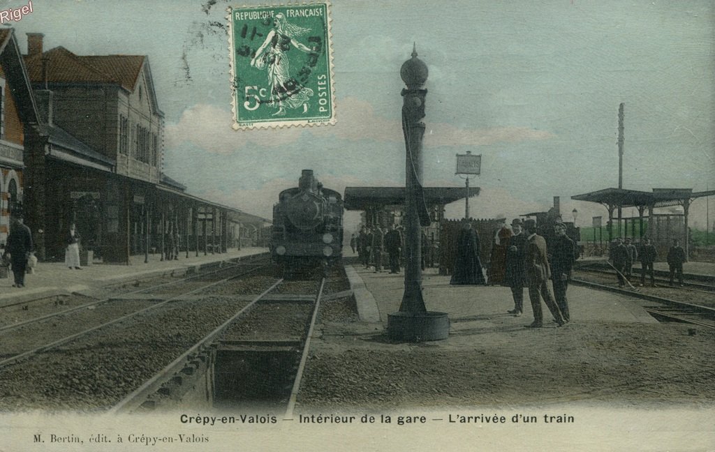 60-Crépy-en-Valois - Intérieur de la Gare - L'Arrivée d'un train - M Bertin édit.jpg