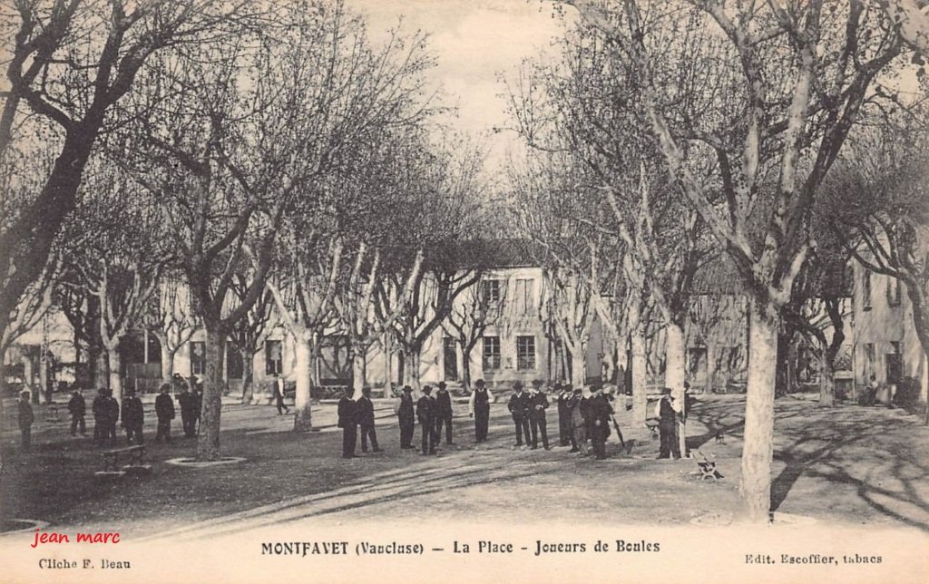 Montfavet - La Place - Joueurs de Boules.jpg