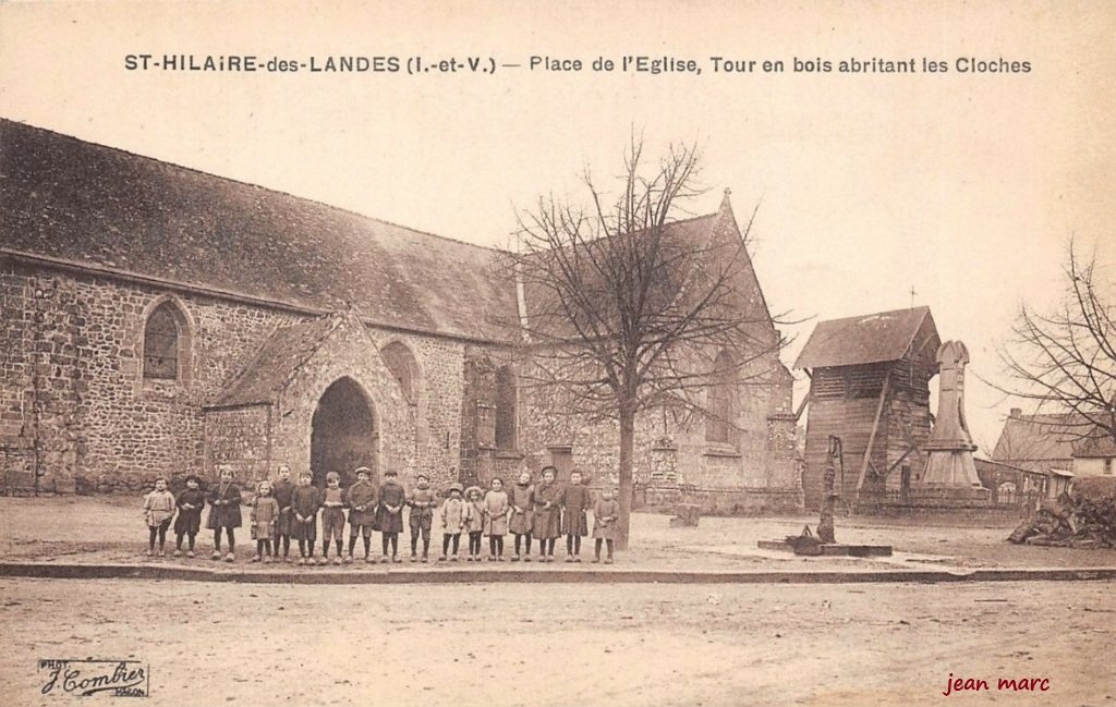 Saint-Hilaire-des-Landes - Place de l'Église - Tour en bois abritant les cloches.jpg