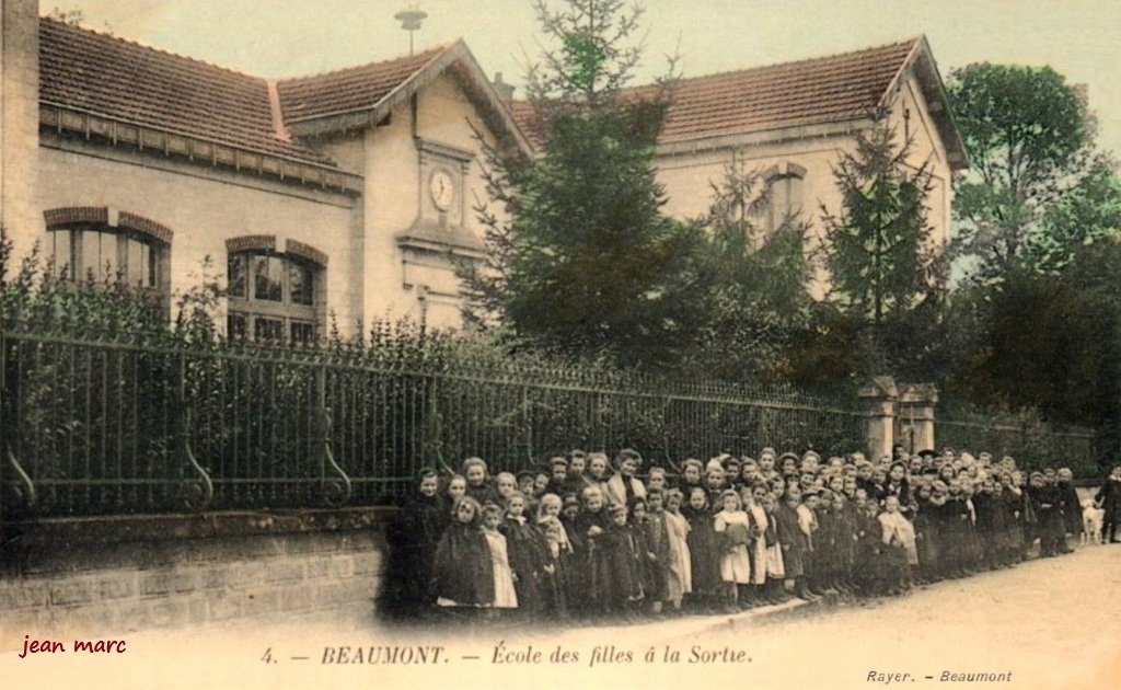 Beaumont - École des filles à la sortie.jpg