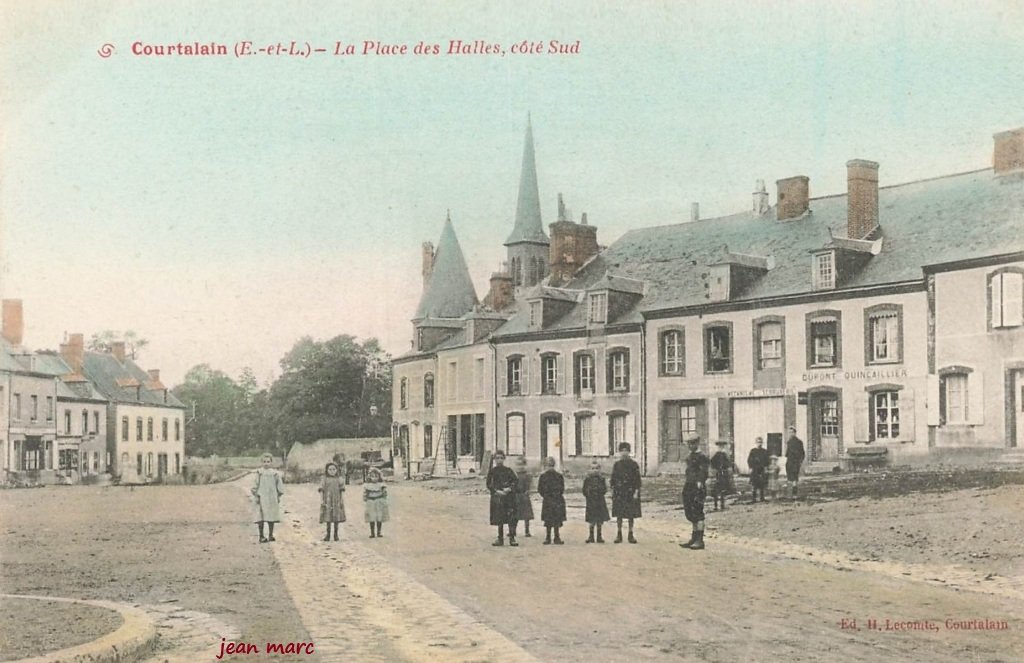 Courtalain - La Place des Halles, côté Sud.jpg