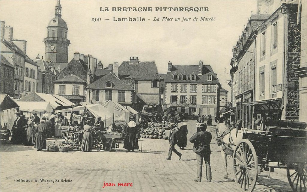 Lamballe - La Place un jour de Marché.jpg