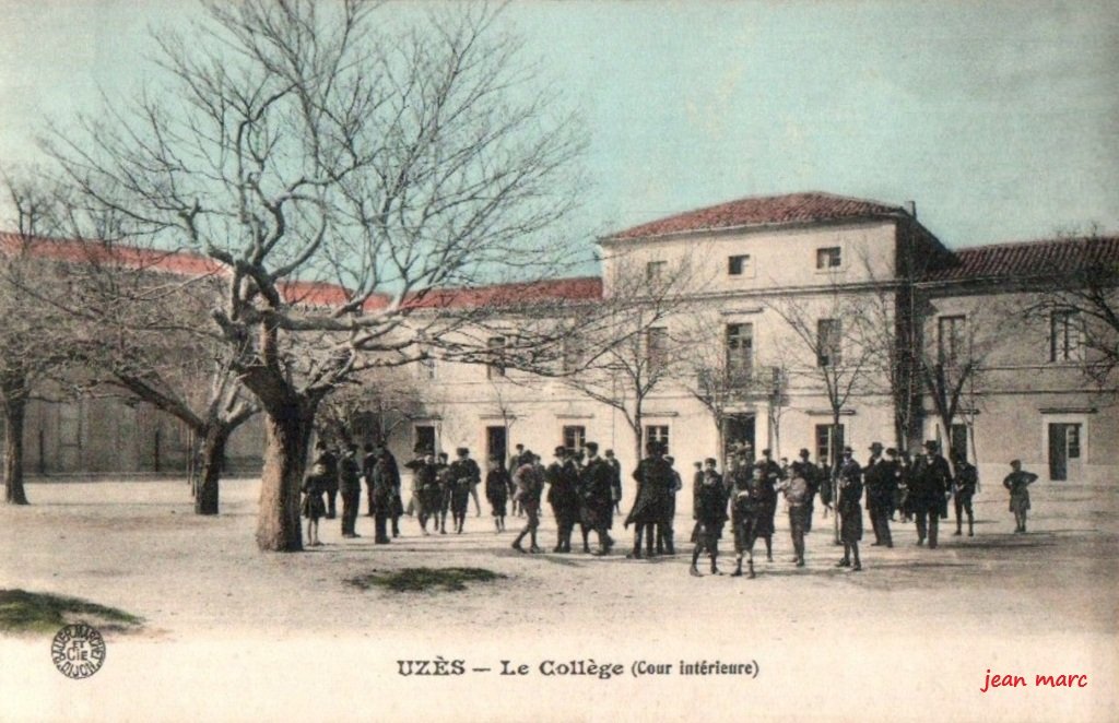 Uzès - Le Collège (cour intérieure).jpg
