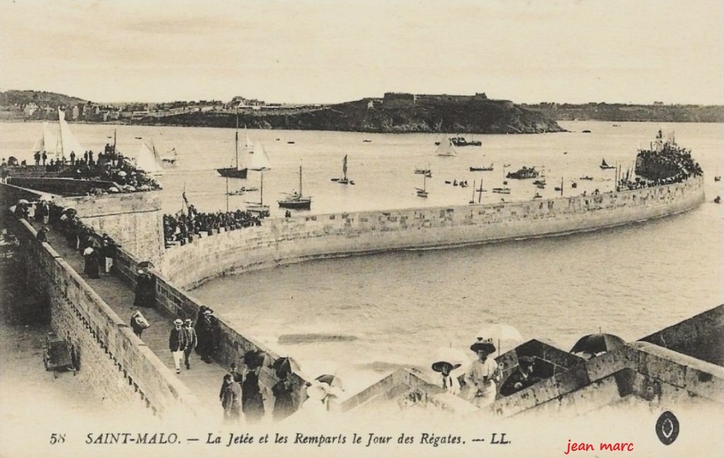 Saint-Malo - La Jetée et les Remparts le jour des Régates.jpg