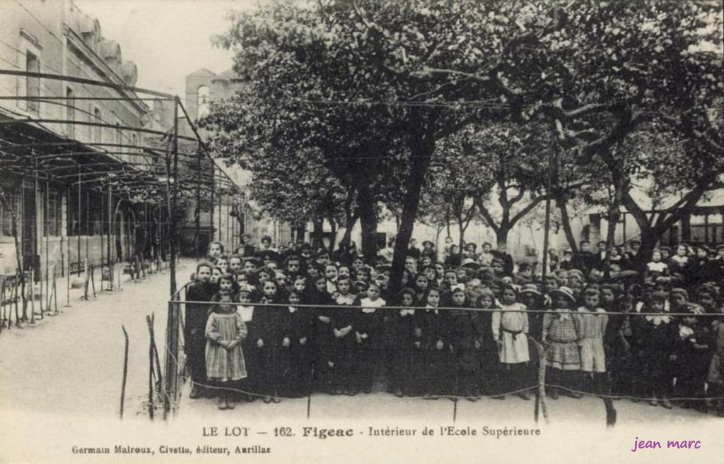 Figeac - Intérieur de l'École Supérieure.jpg