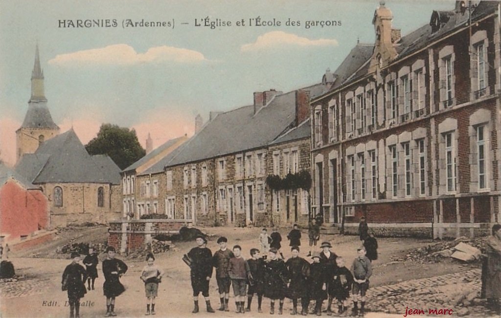 Hargnies - L'Église et l'École des Garçons.jpg