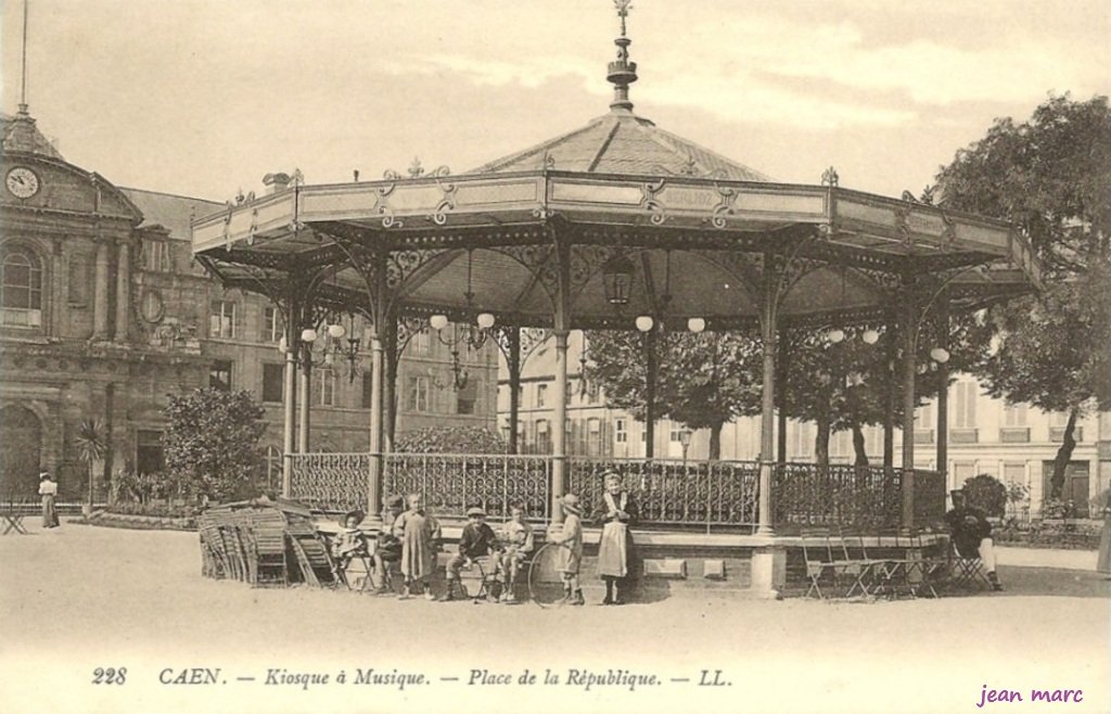 Caen - Kiosque de musique - Place la République.jpg